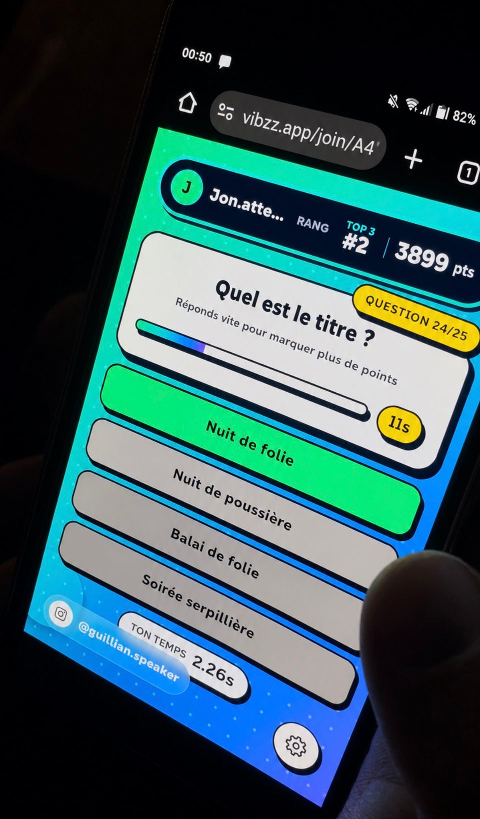 Participant répondant à une question musicale sur Vibzz et suivant son score en direct sur son téléphone.
