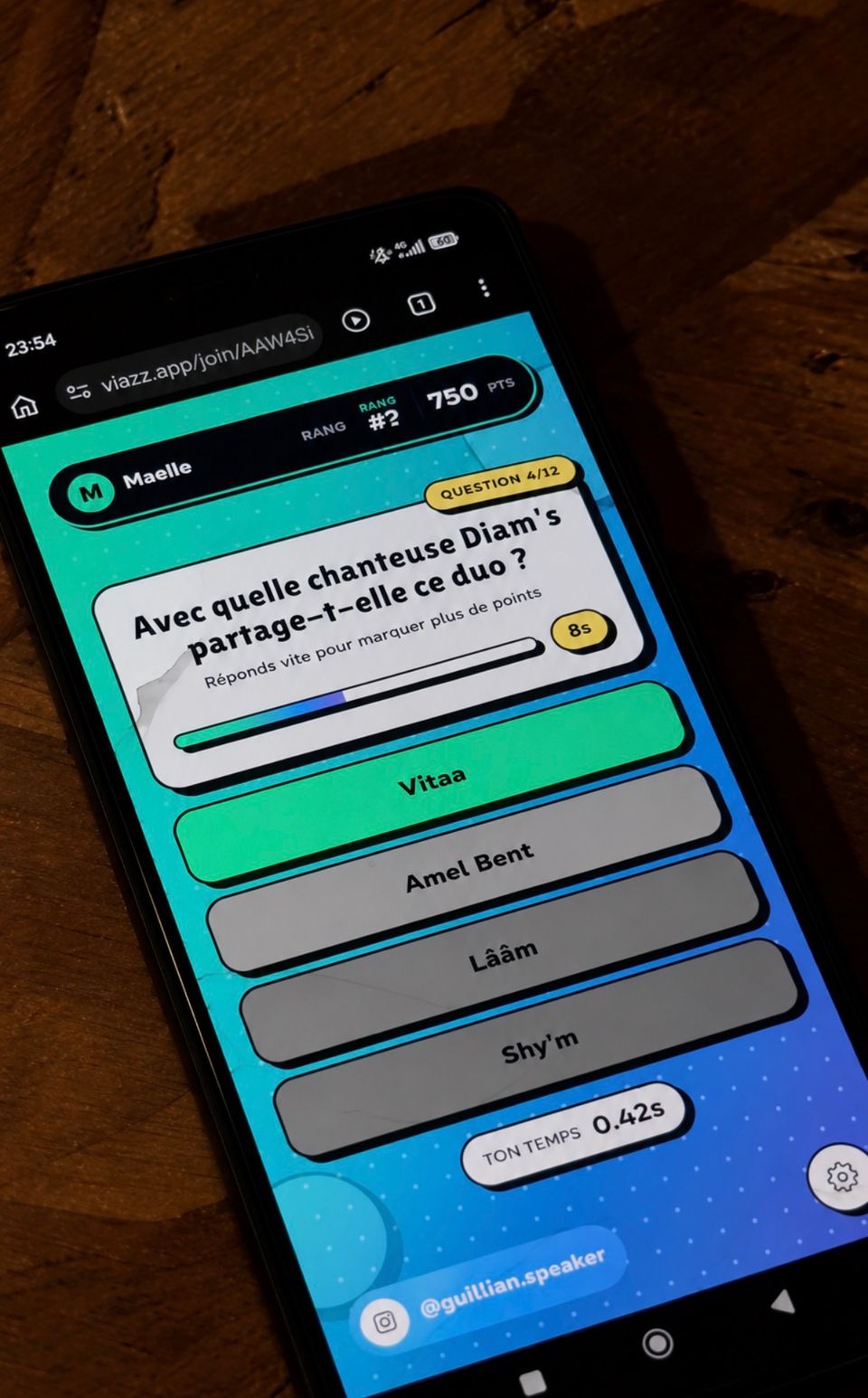 Téléphone affichant une question à choix multiple dans l’application de blind test Vibzz.