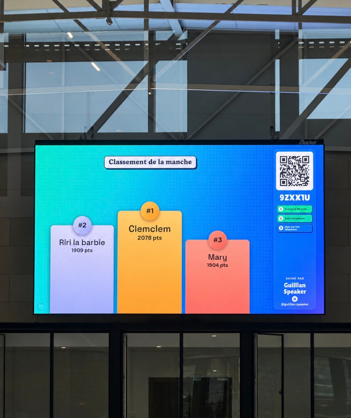 Podium d’une manche de blind test Vibzz affiché sur un écran dans une salle.