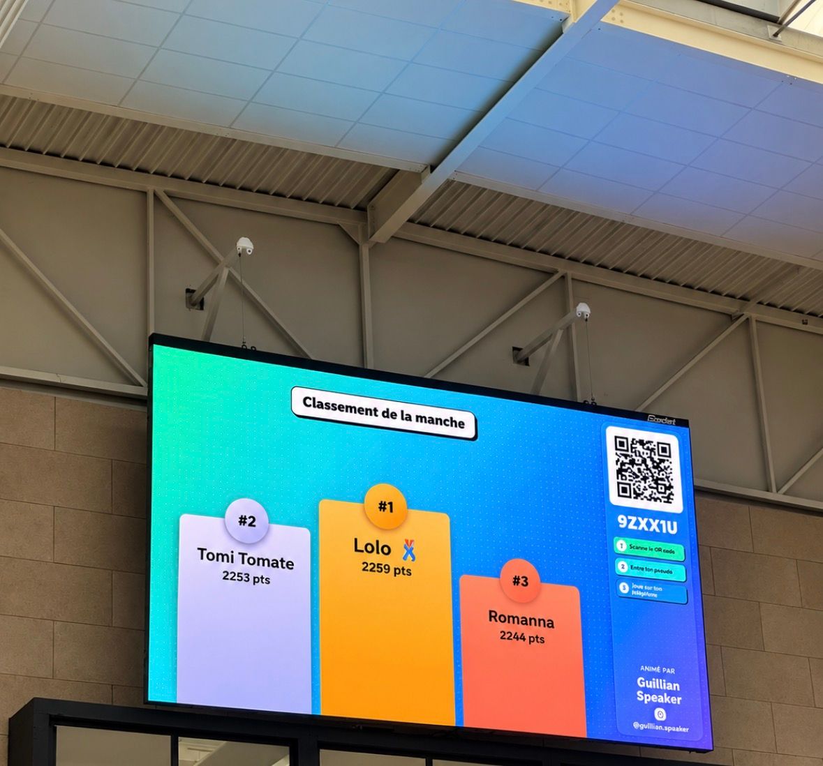 Podium de manche d’un blind test affiché sur grand écran avec les scores des trois équipes en tête.