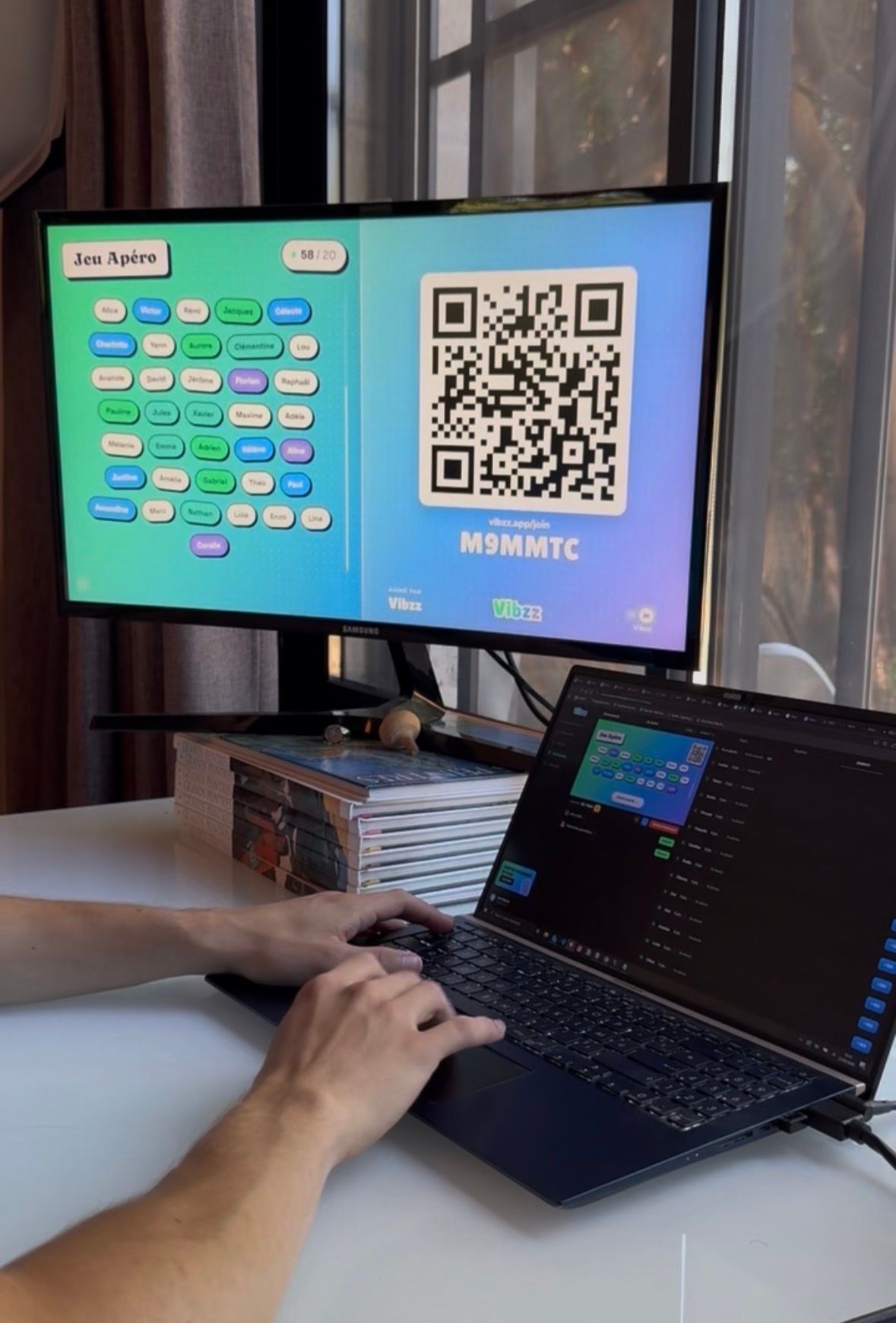 Animateur pilotant un blind test Vibzz depuis un ordinateur relié à un écran externe.
