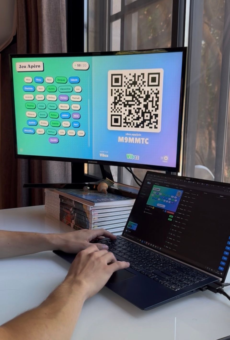 Animateur pilotant un blind test Vibzz depuis un ordinateur relié à un écran externe.