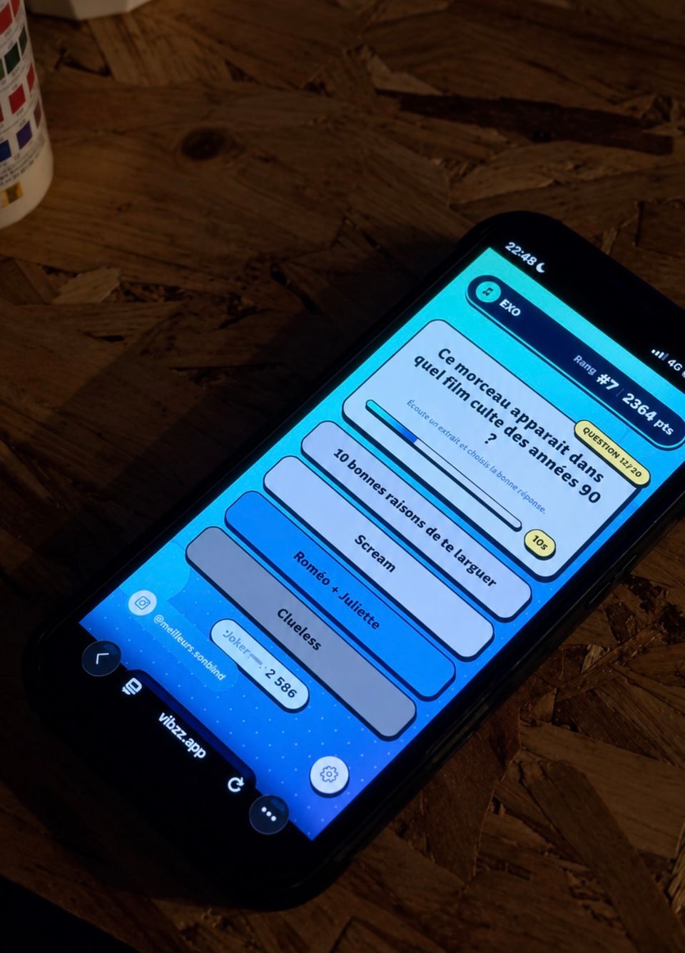Une fois la partie rejointe, le joueur voit la question, les choix de réponse et le temps restant dans le navigateur de son téléphone.