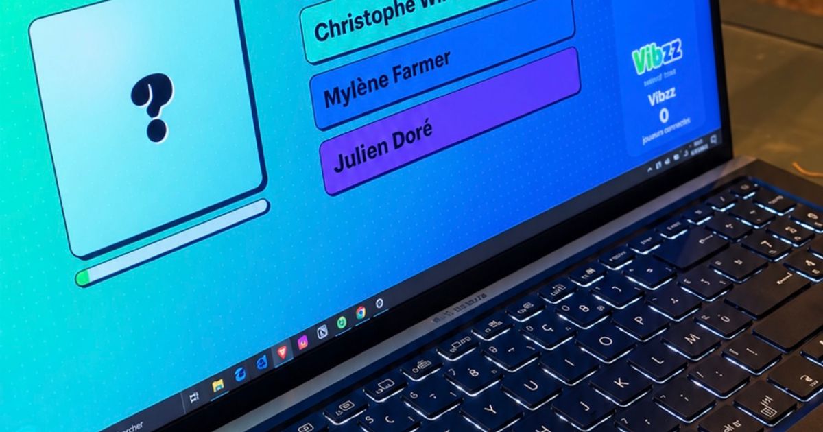 Ordinateur affichant une question de blind test Vibzz, un QR code et les réponses des joueurs.