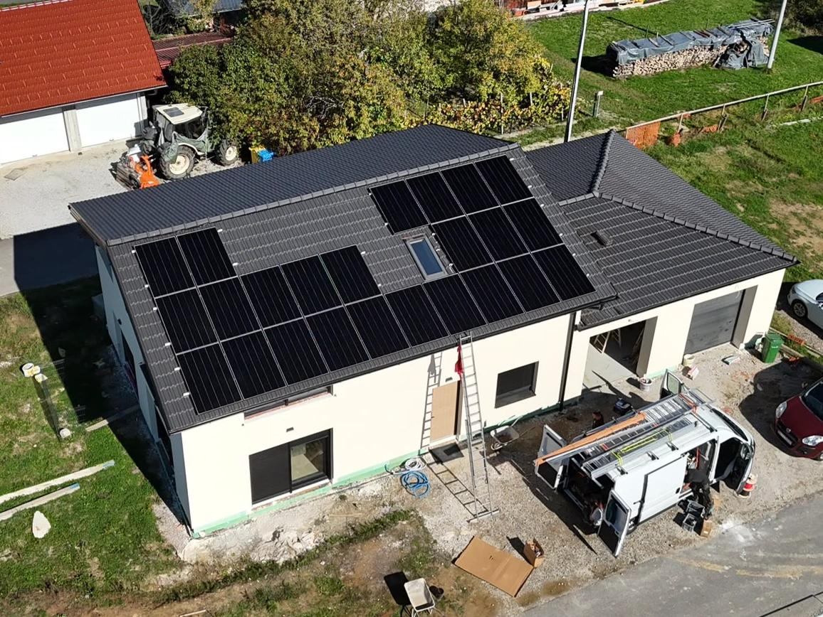 Pogled iz zraka na raspored solarnih panela u Karlovcu