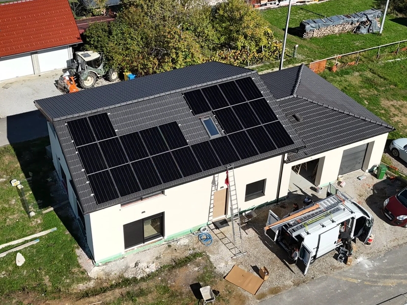 Pogled iz zraka na raspored solarnih panela u Karlovcu