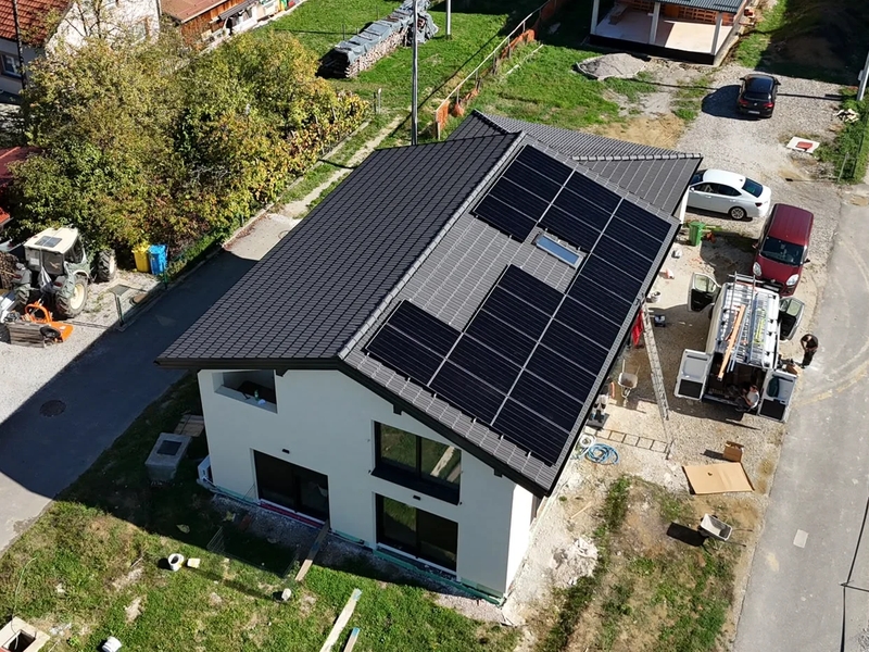 Bočni pogled na kuću sa solarnom elektranom u Karlovcu