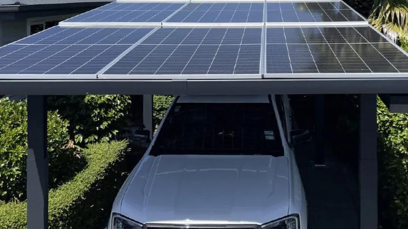 Vela solarna nadstrešnica s fotonaponskim panelima