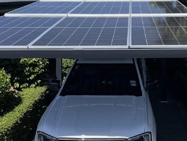 Vela solarna nadstrešnica s fotonaponskim panelima
