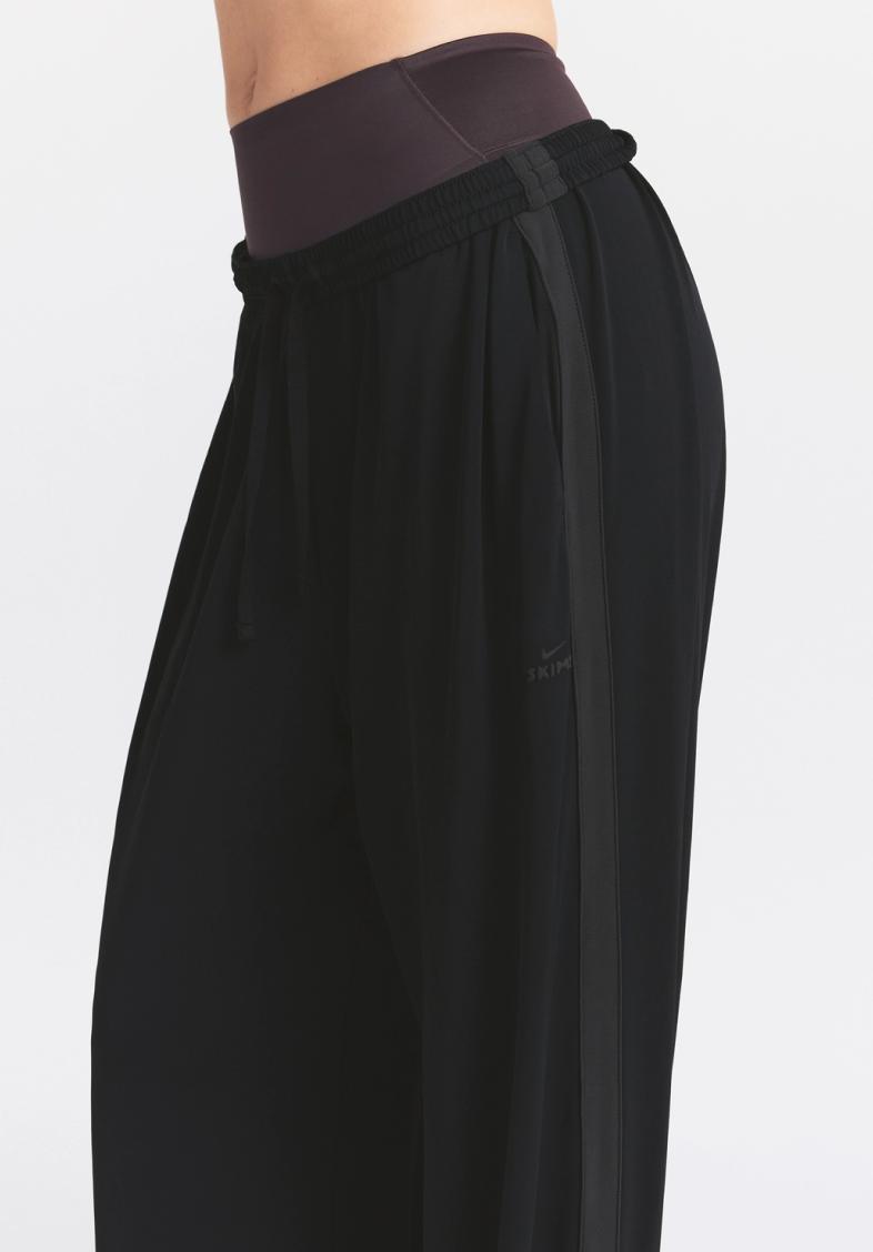 NikeSKIMS STRETCH KNIT LONG SLEEVE HALF ZIP | RESIN | SKIMS