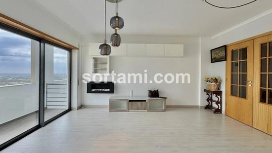 Apartamento T3 remodelado em Condomínio Fechado com Vista Mar em Faro