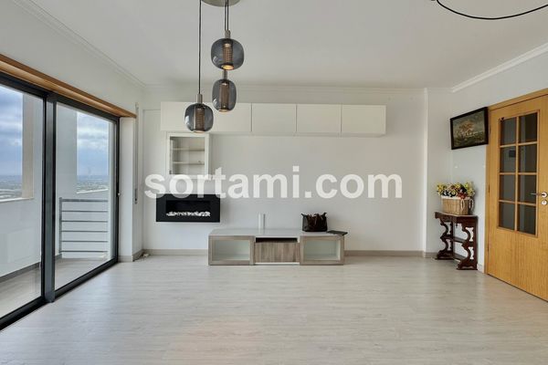 Apartamento T3 remodelado em Condomínio Fechado com Vista Mar em Faro