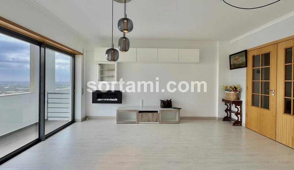 Apartamento T3 remodelado em Condomínio Fechado com Vista Mar em Faro