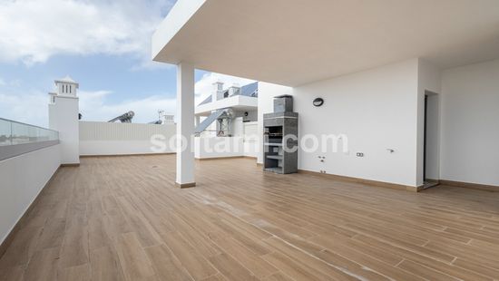 Apartamento moderno de 2 quartos com terraço privativo e vista para o mar em Montenegro