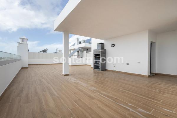 Apartamento moderno de 2 quartos com terraço privativo e vista para o mar em Montenegro