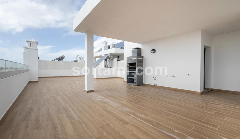 Apartamento moderno de 2 quartos com terraço privativo e vista para o mar em Montenegro