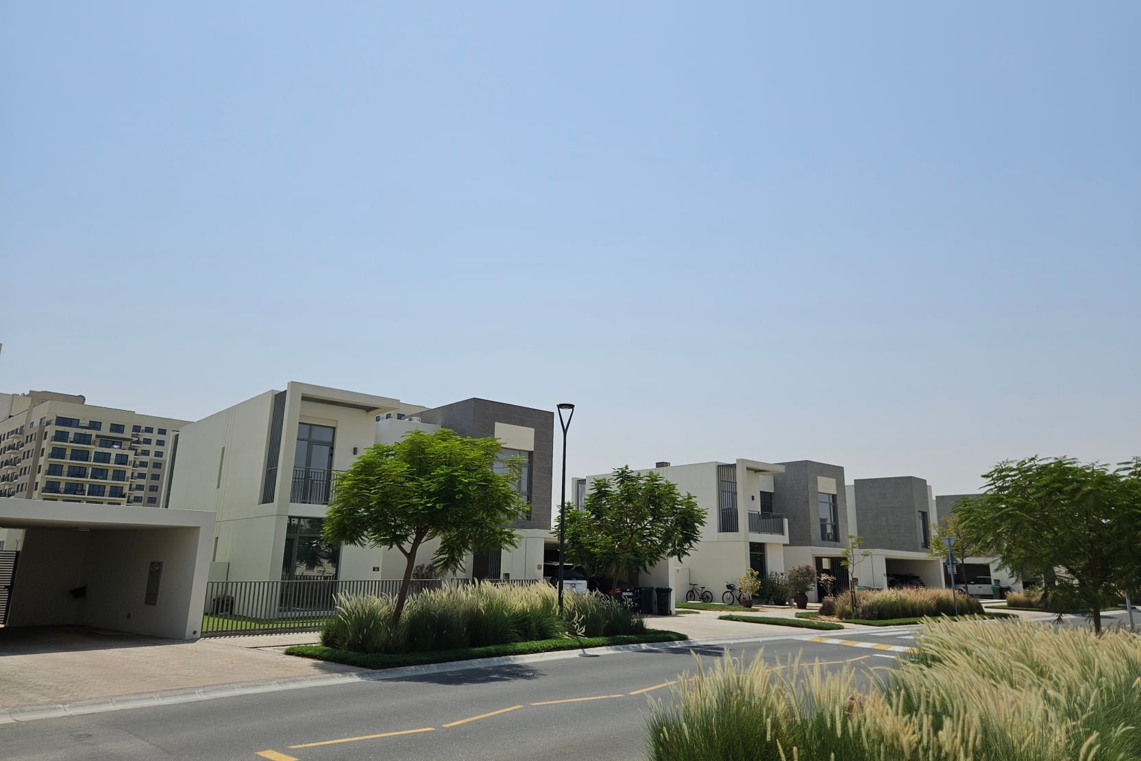 Golf Links residential street with completed villas, Emaar South