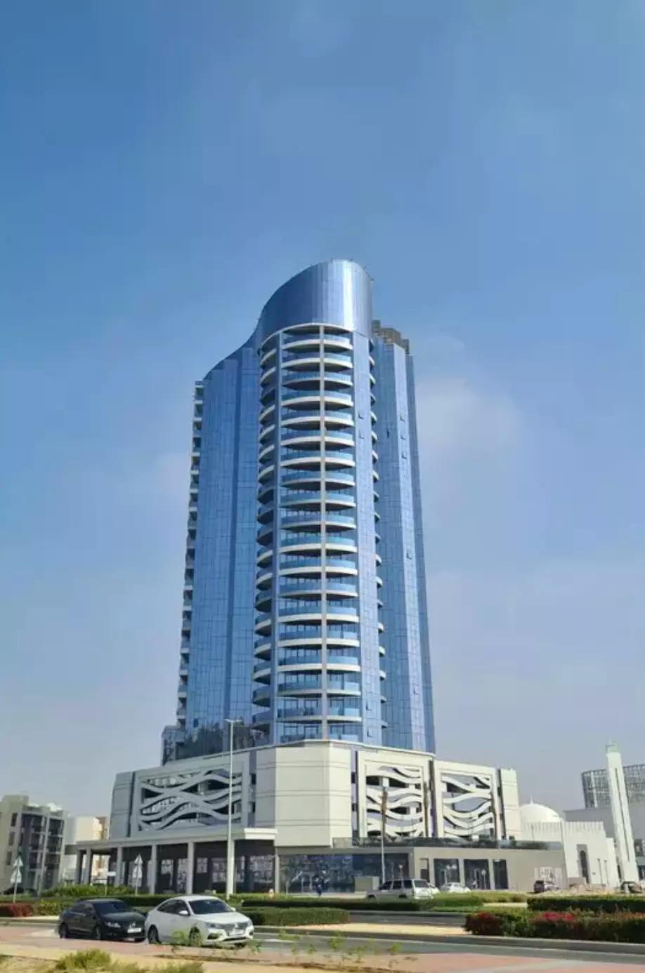 Blue Waves Tower apartment kitchen with fitted appliances, Dubai Land Residence Complex