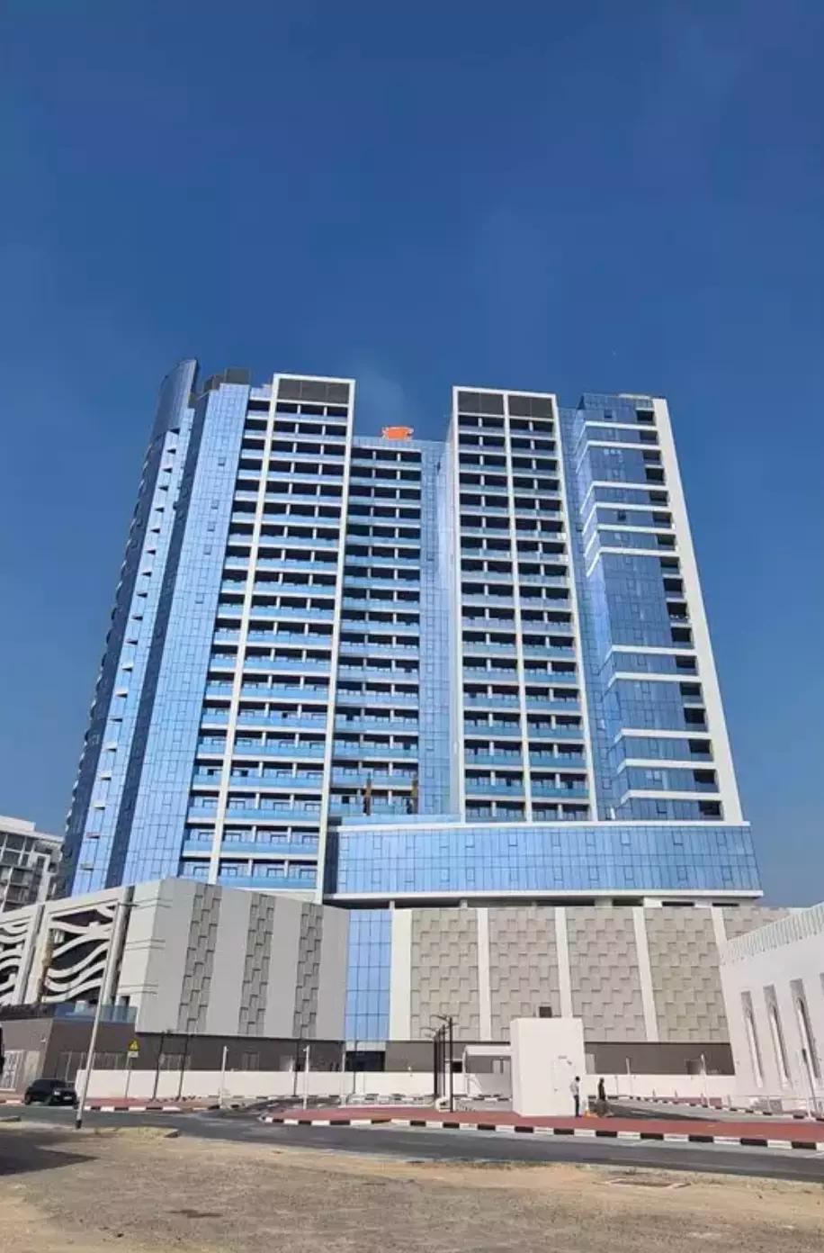 Blue Waves Tower shared swimming pool deck, DLRC, Dubai