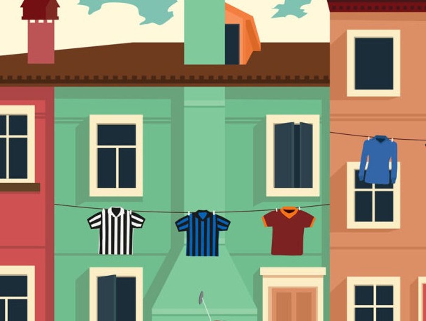 Façade verte d'un immeuble italien avec des maillots qui sèchent