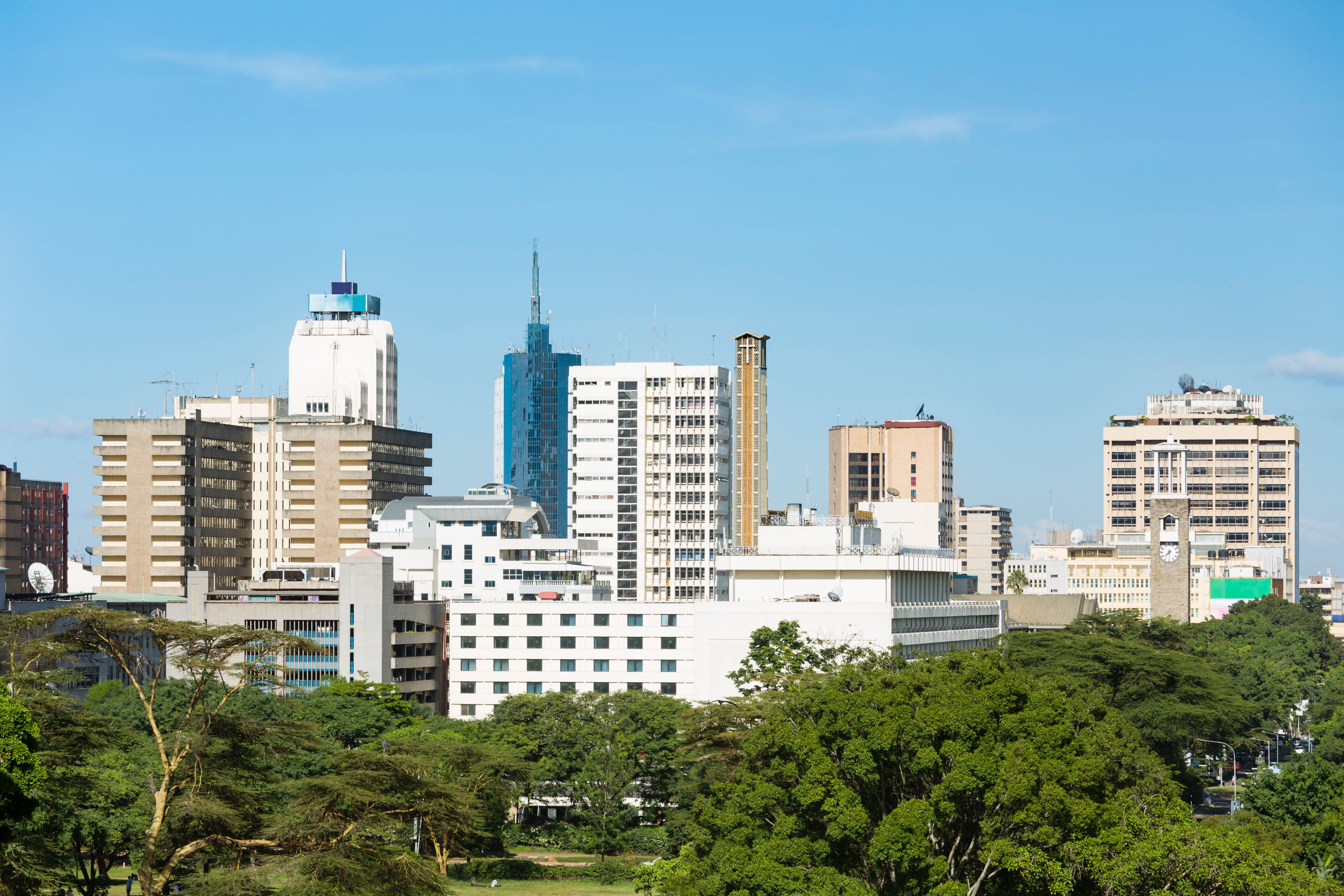 Skyline van een Afrikaanse stad met kantoortorens tussen het groen