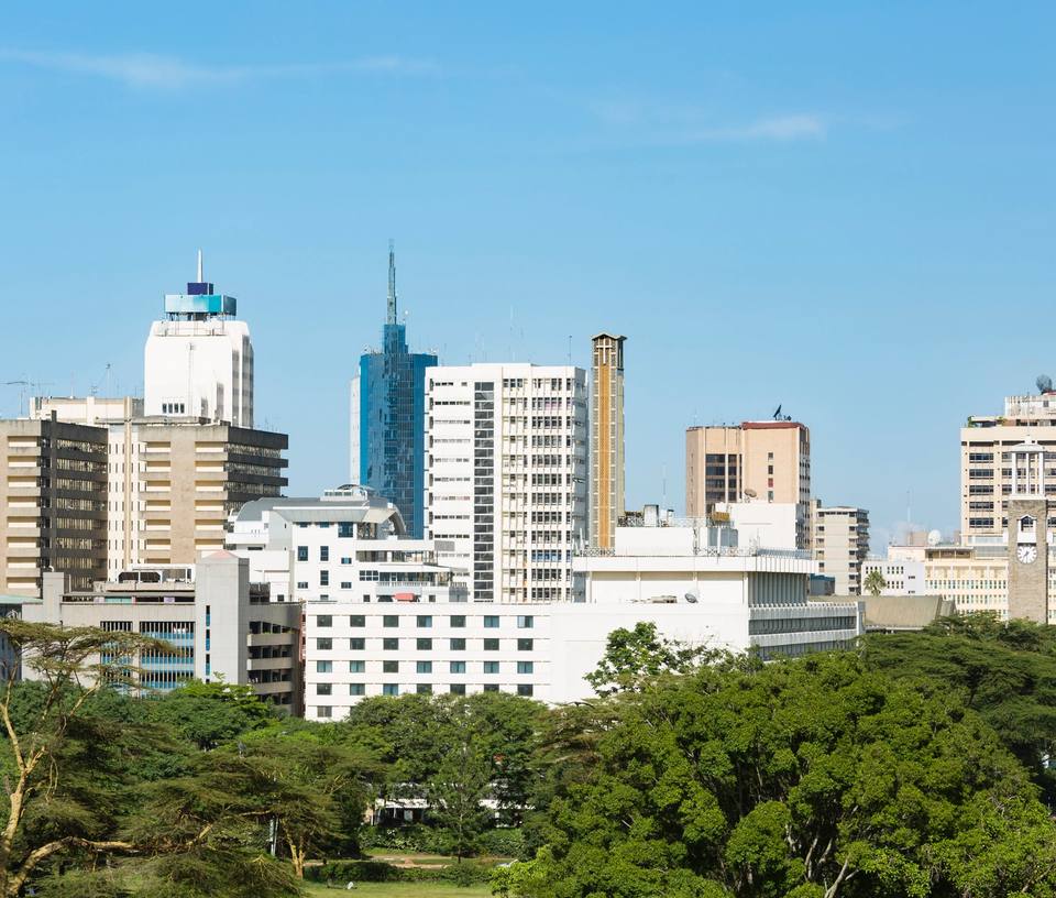 Skyline van een Afrikaanse stad met kantoortorens tussen het groen
