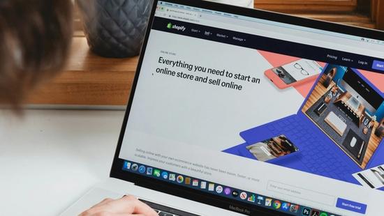 Choosing the Right E-commerce Platform: Medusa vs Shopify in 2025