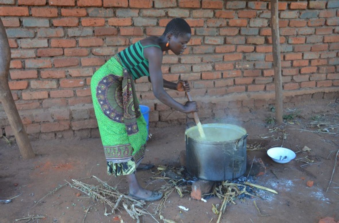 Caregiver preparing the Vitameal porridge at Chiweza II CBCC