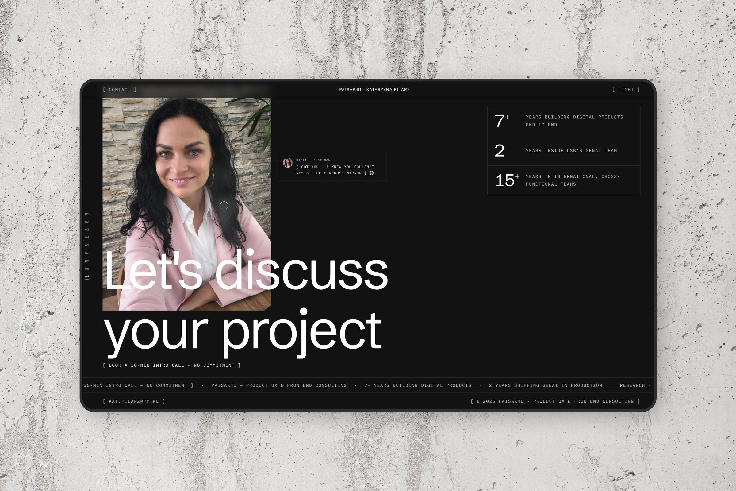 The last section of the PAISAK4U home page in the dark theme, on a screen against a concrete wall: the portrait with its chat bubble, the headline “Let’s discuss your project” and three experience figures