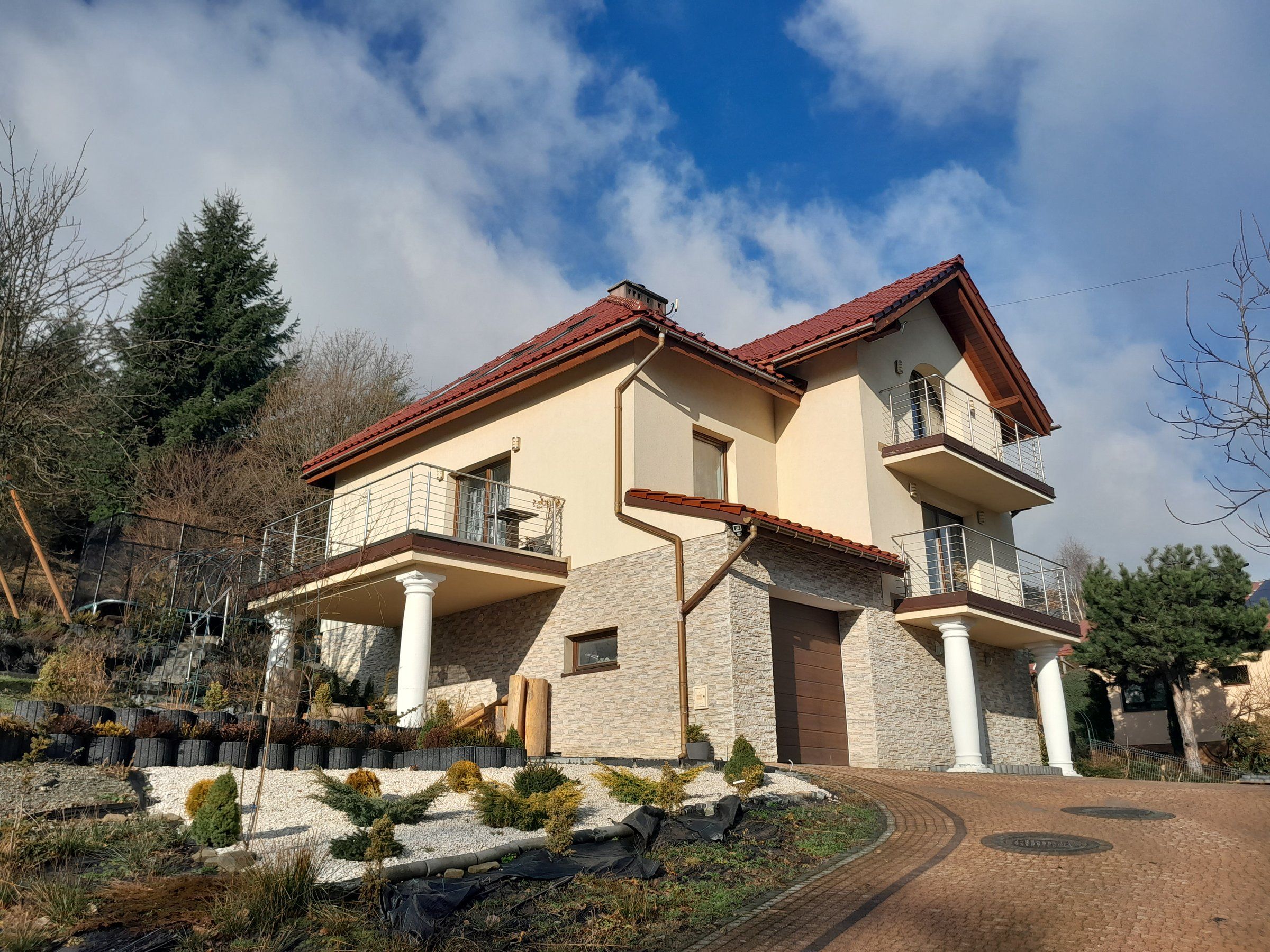 Dom-Meszna — the house on its hillside plot, against the Beskid Śląski sky