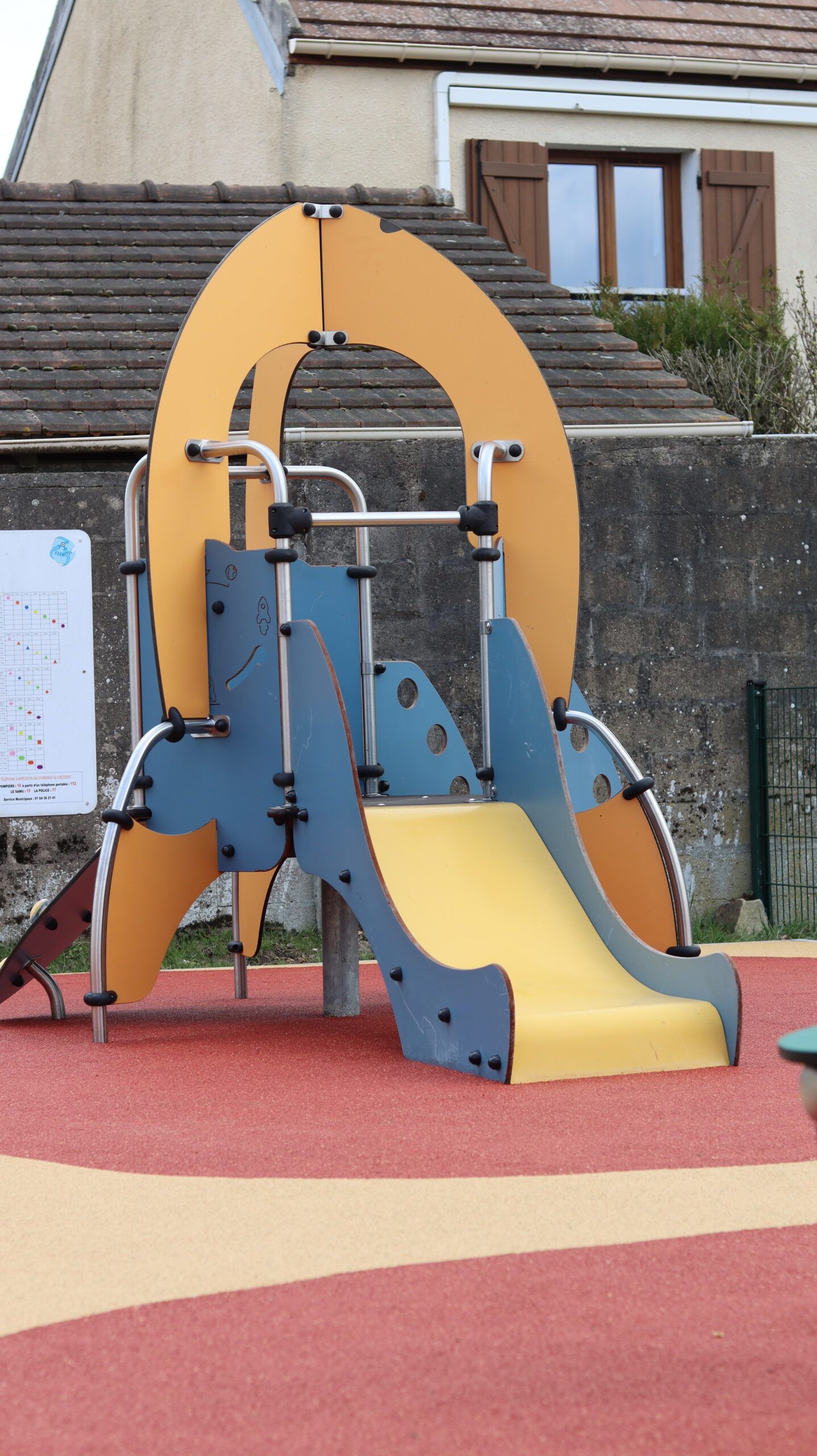 Structure de jeu fusée avec toboggan jaune et bleu