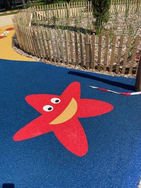 Motif d'étoile de mer rouge intégré dans un sol amortissant EPDM bleu