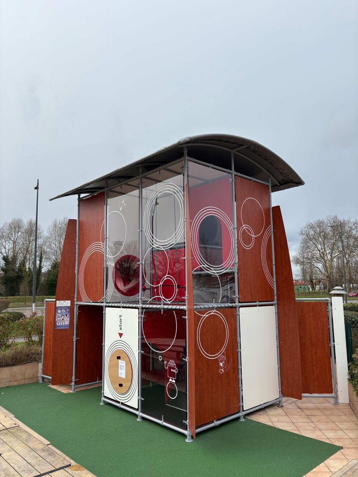 Structure de jeu extérieure sur sol amortissant en terrasse de restaurant