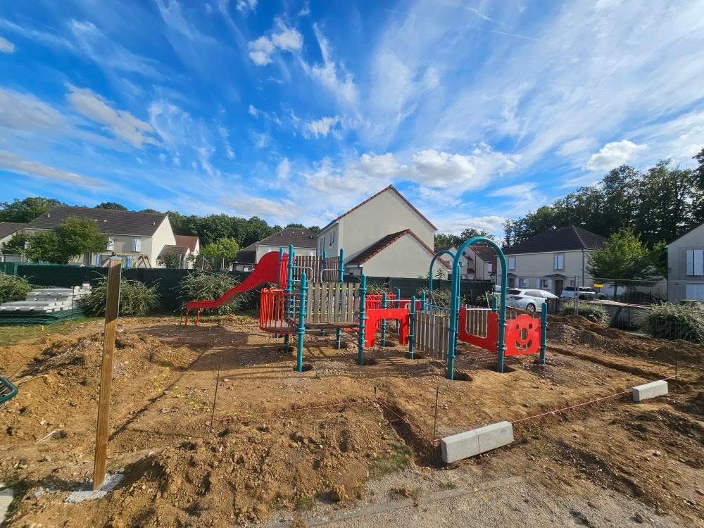 Chantier d'aménagement d'une aire de jeux avec structure fusée avant pose du sol amortissant