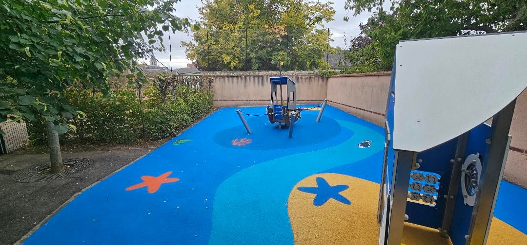 Aire de jeux avec sol amortissant bleu à motifs marins et structure de jeu