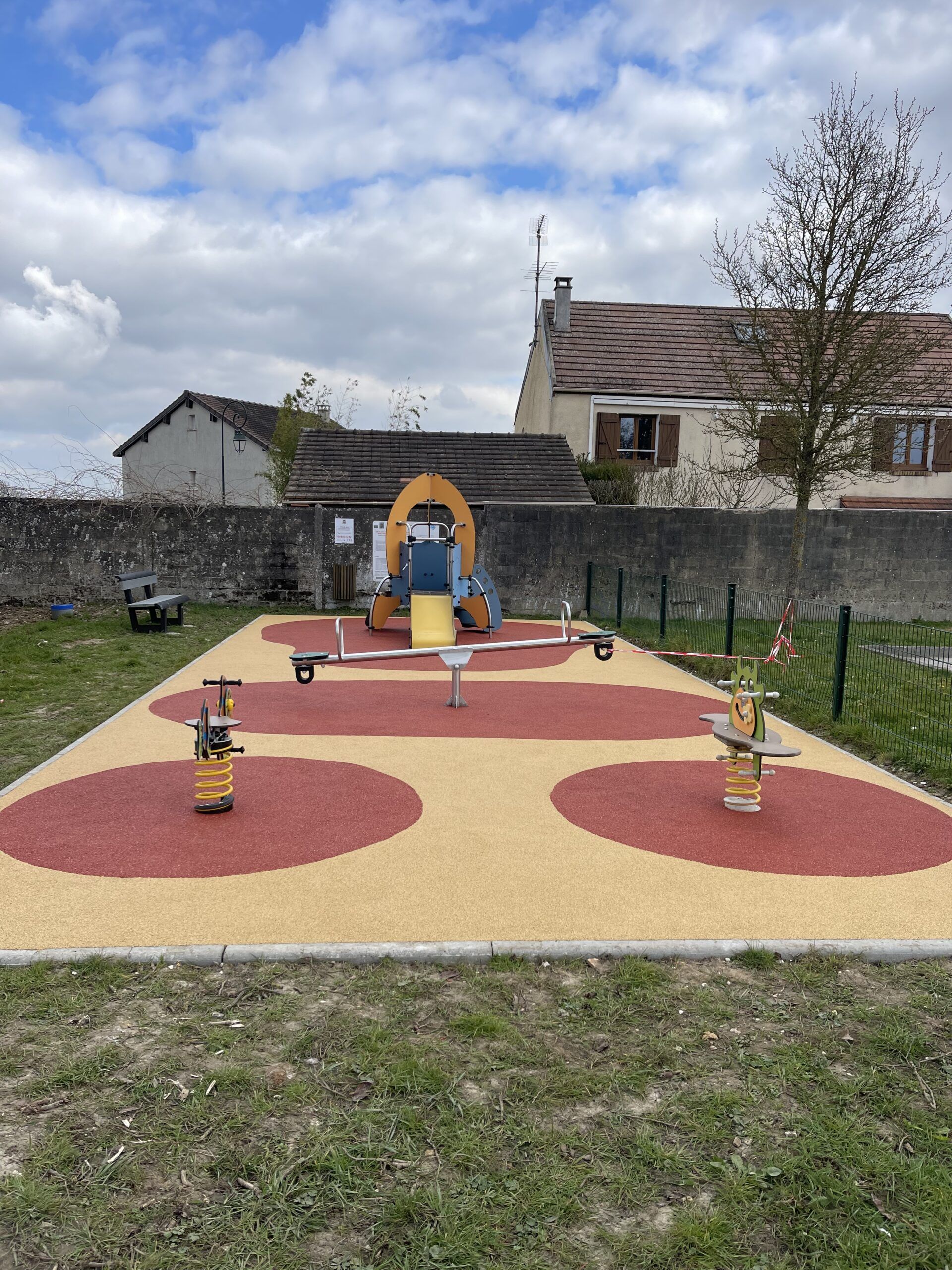 Structure de jeu fusée avec toboggan et balançoire sur sol amortissant