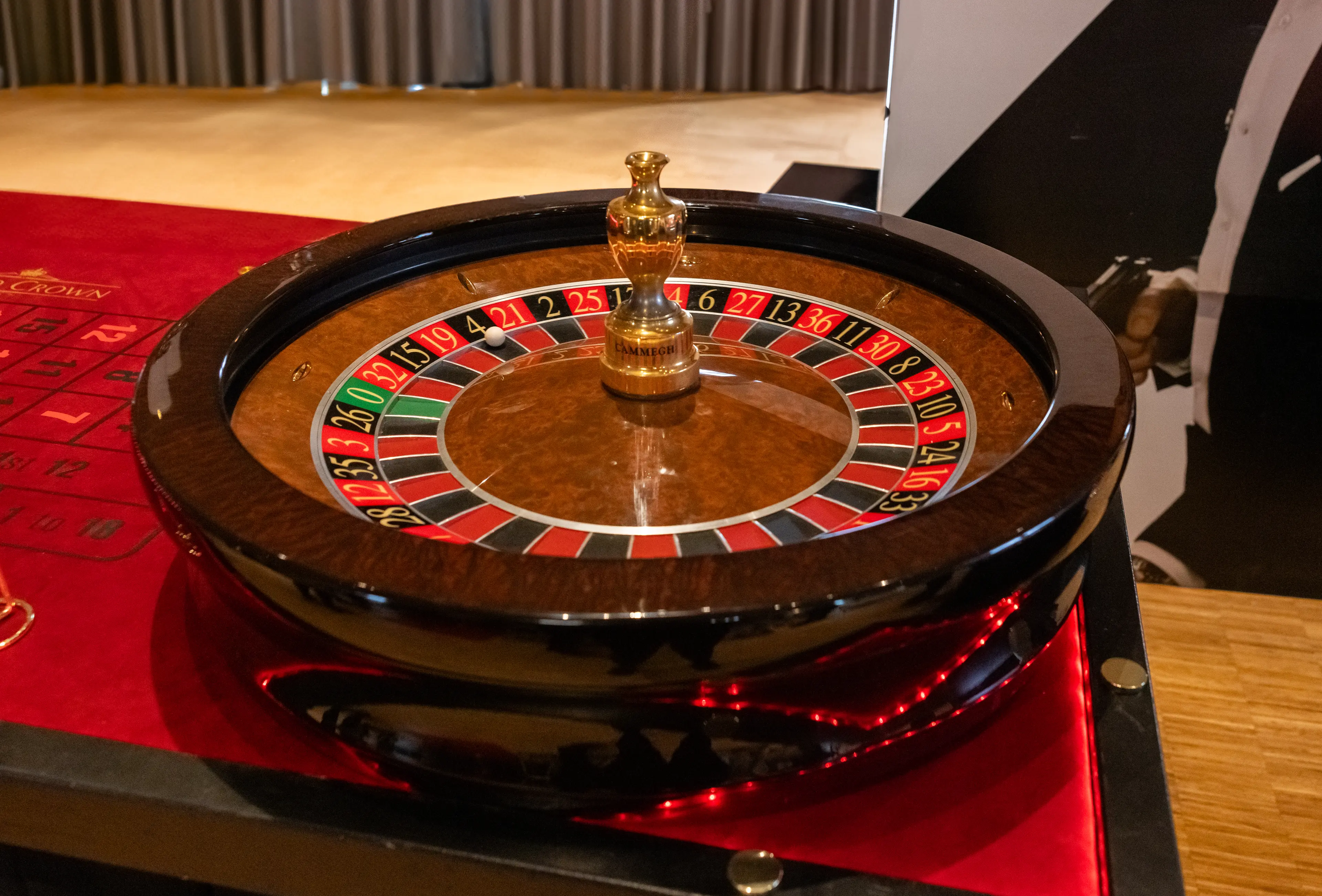 Casino Crown roulettehjul på rødt bord ved event