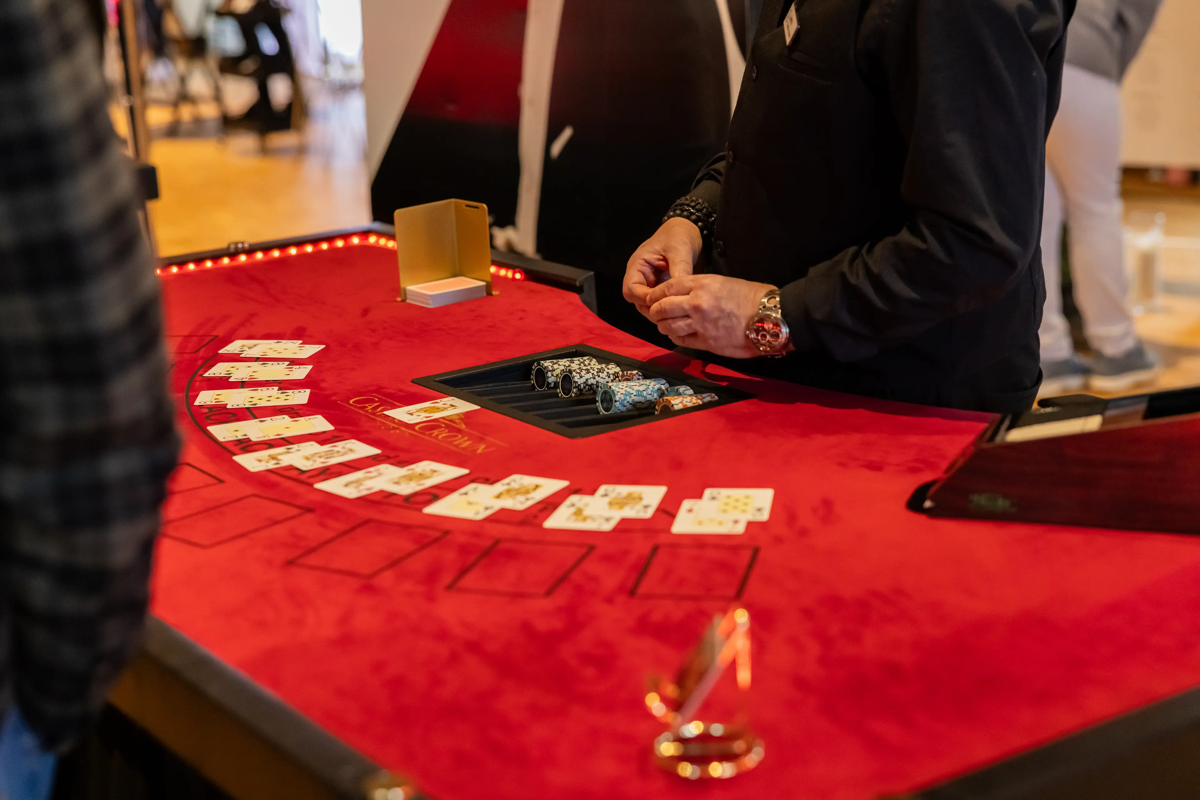 Kort og chips fordelt på Casino Crown black jack-bord