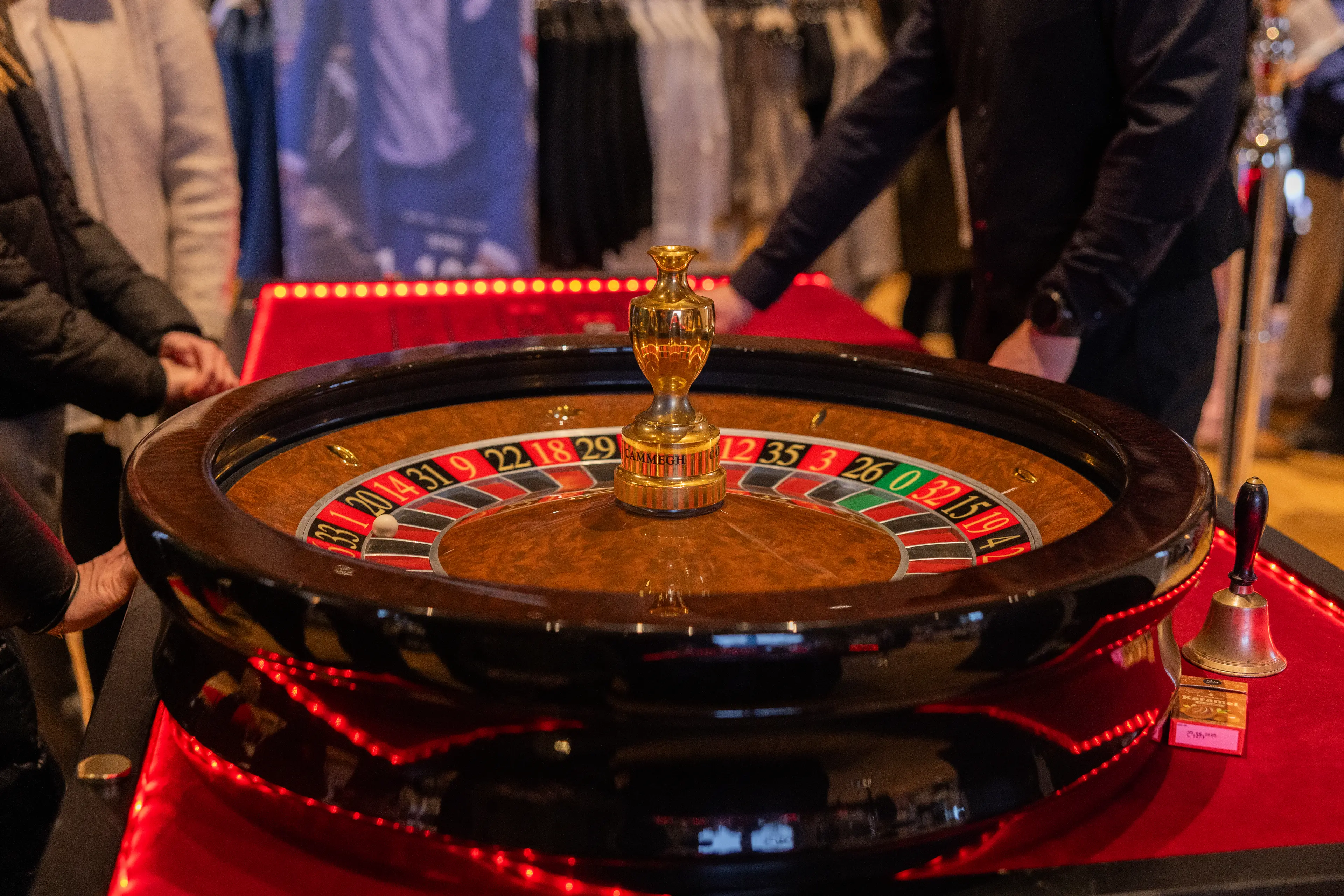 Casino Crown roulettebord med dealer ved butiksevent