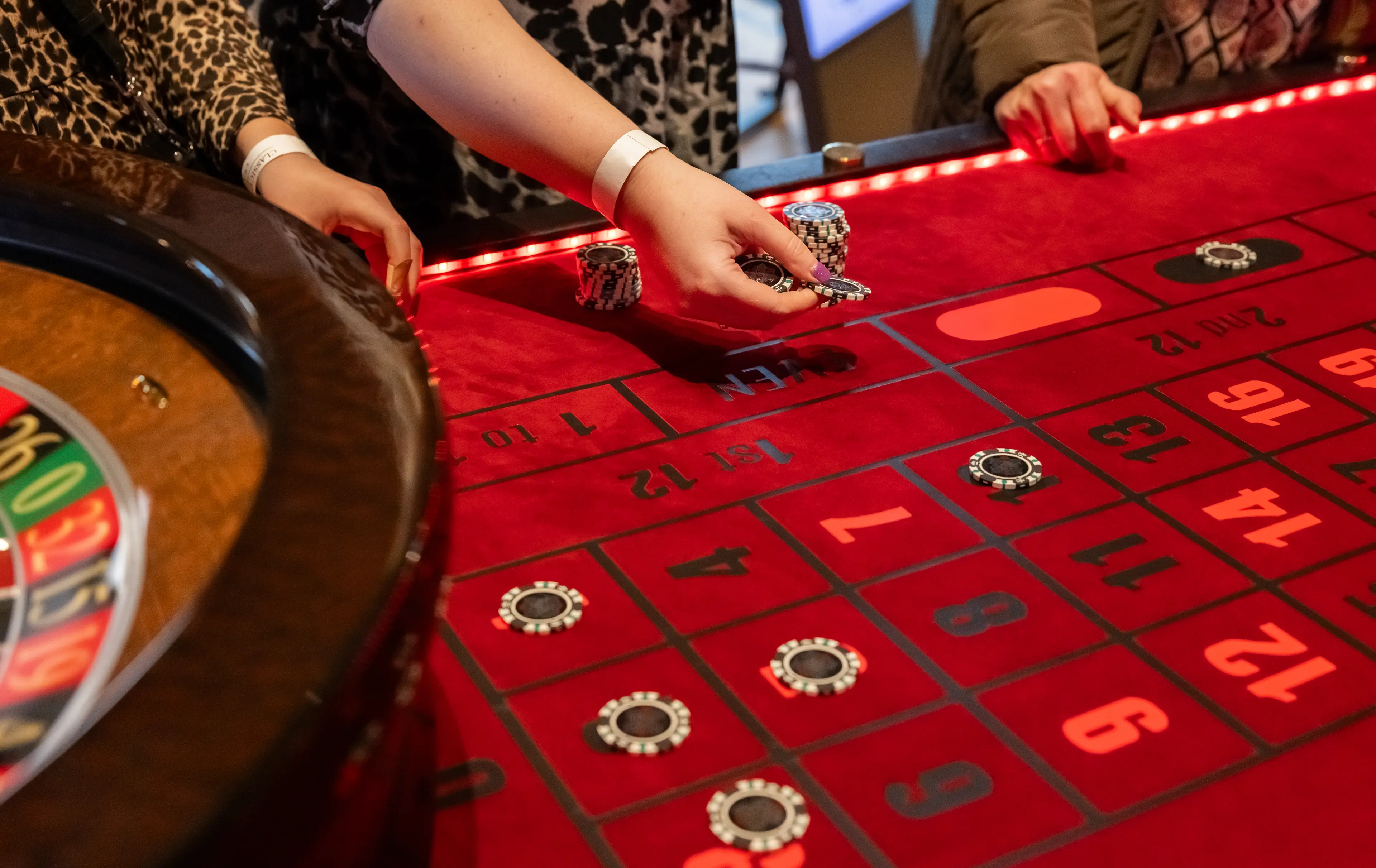 Gæst placerer chips på Casino Crown roulettebord ved event