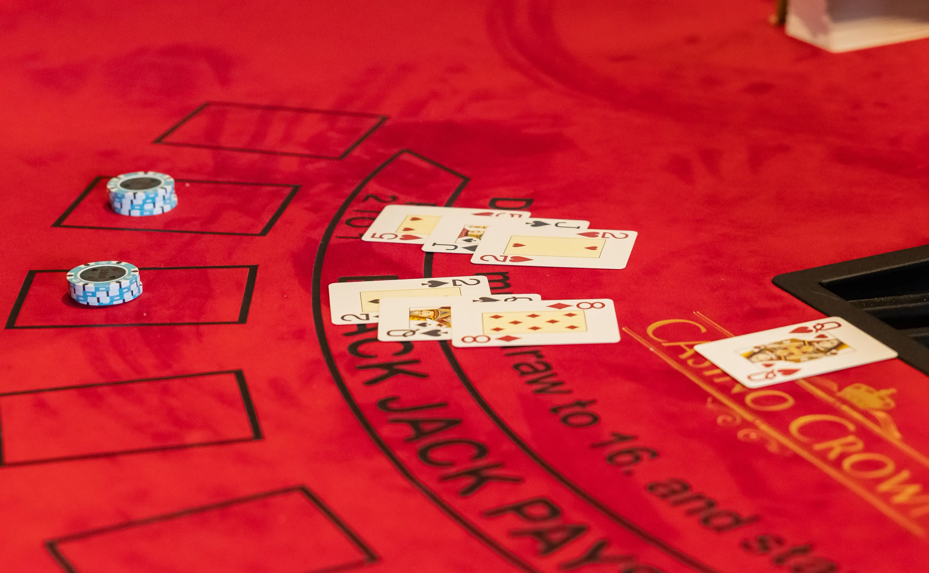 Kort og blå chips på rødt Casino Crown black jack-bord
