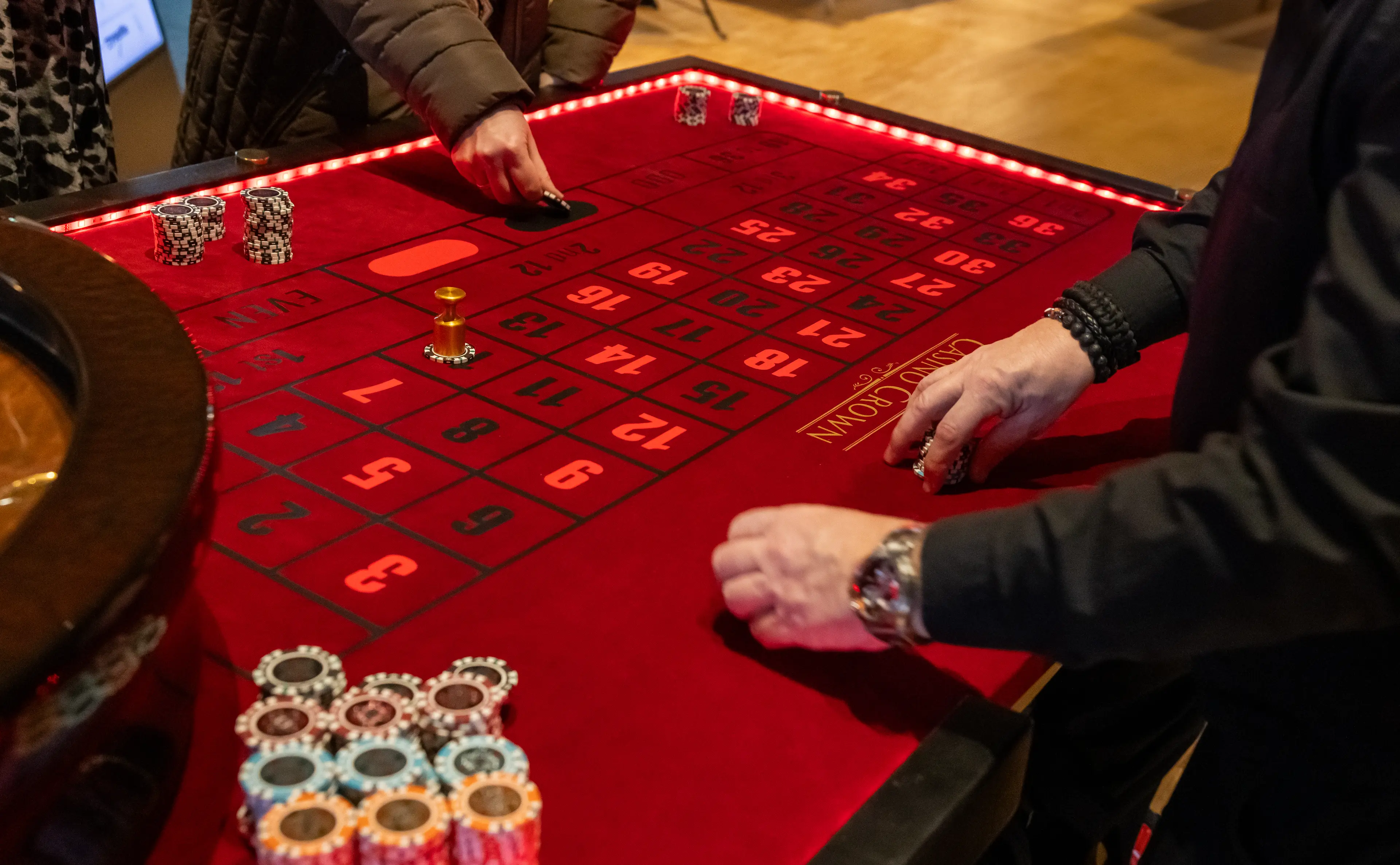 Casino Crown roulettebord med chips og indsatser