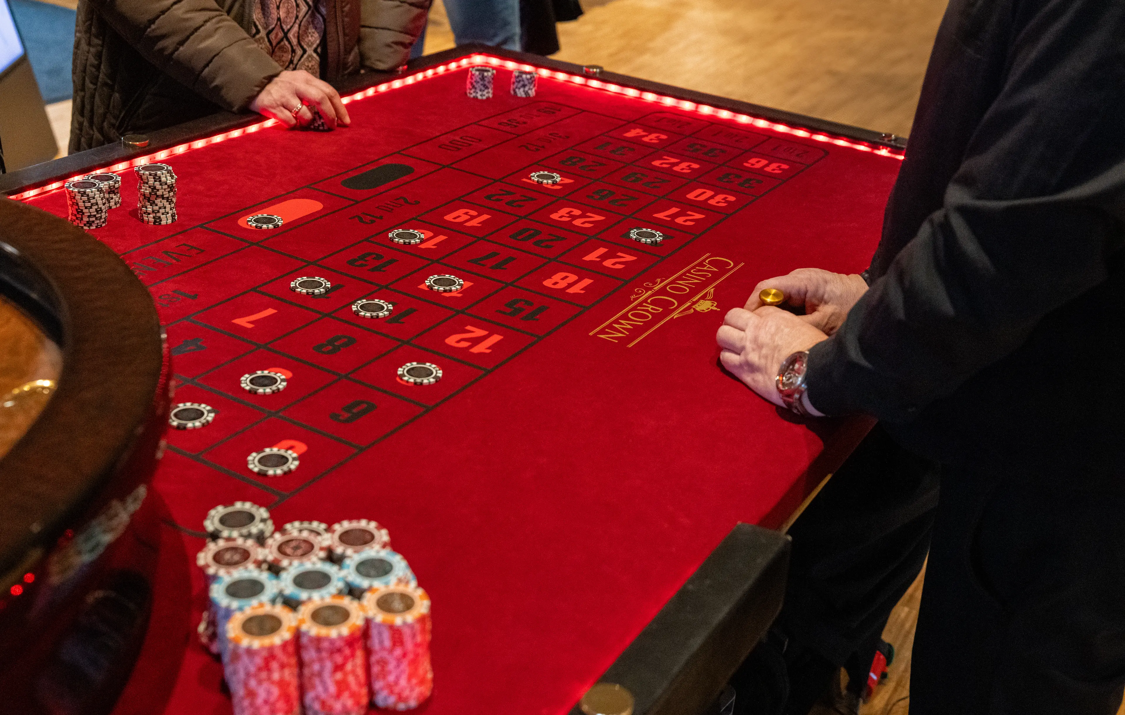 Overblik over Casino Crown roulettebord med mange chips og indsatser