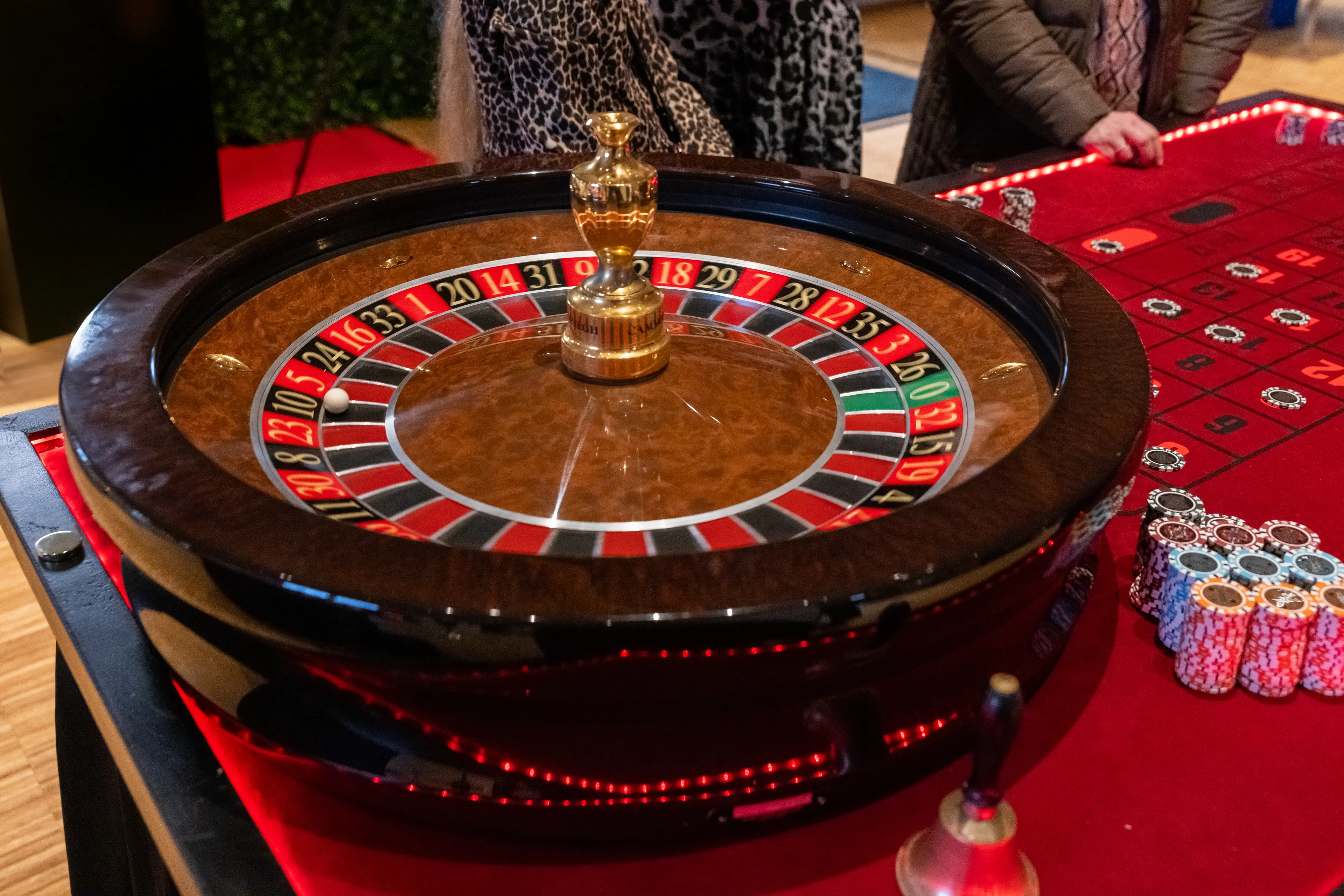 Casino Crown roulettehjul med chipstabler på rødt spillebord