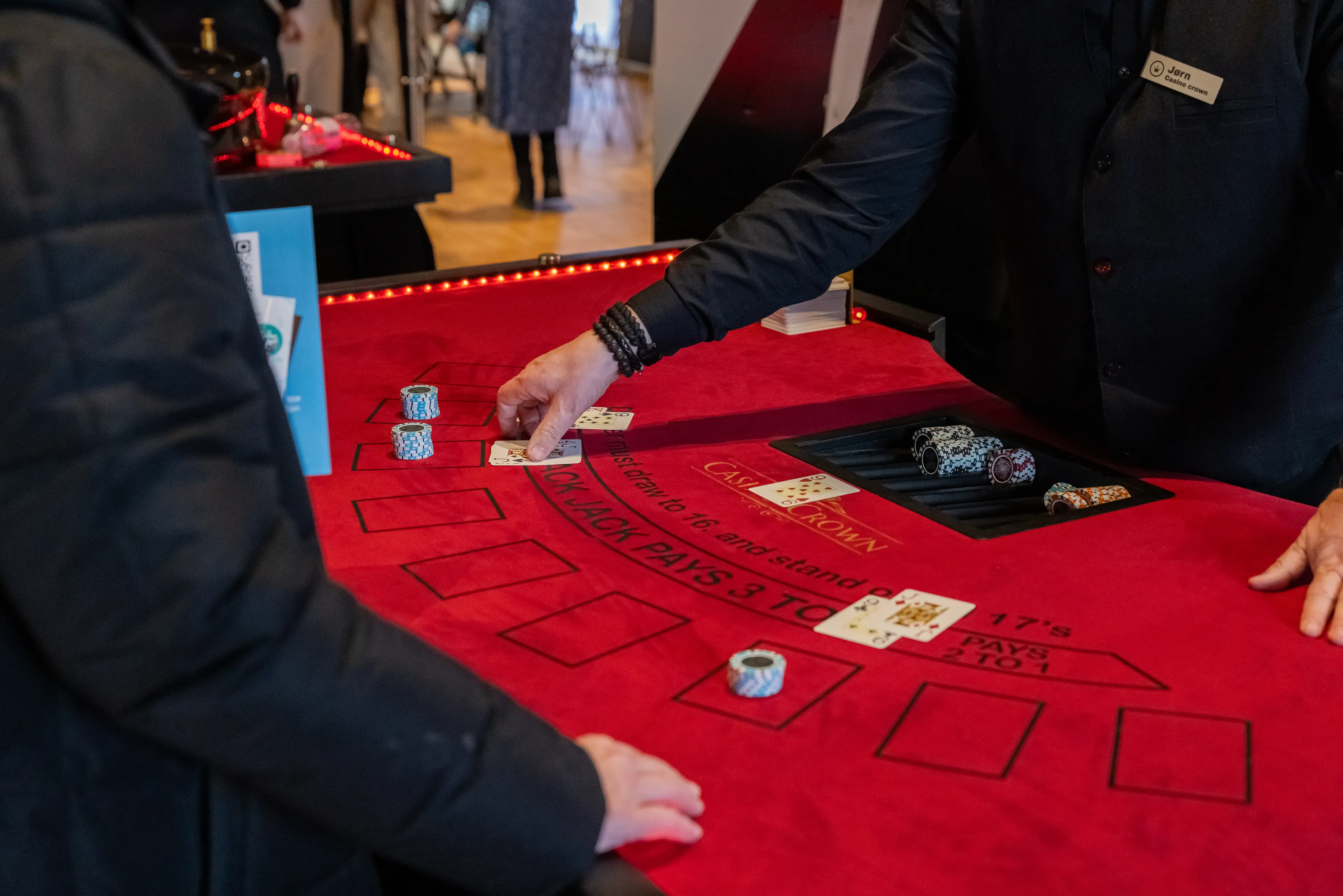 Casino Crown dealer deler kort ved black jack-bord til event