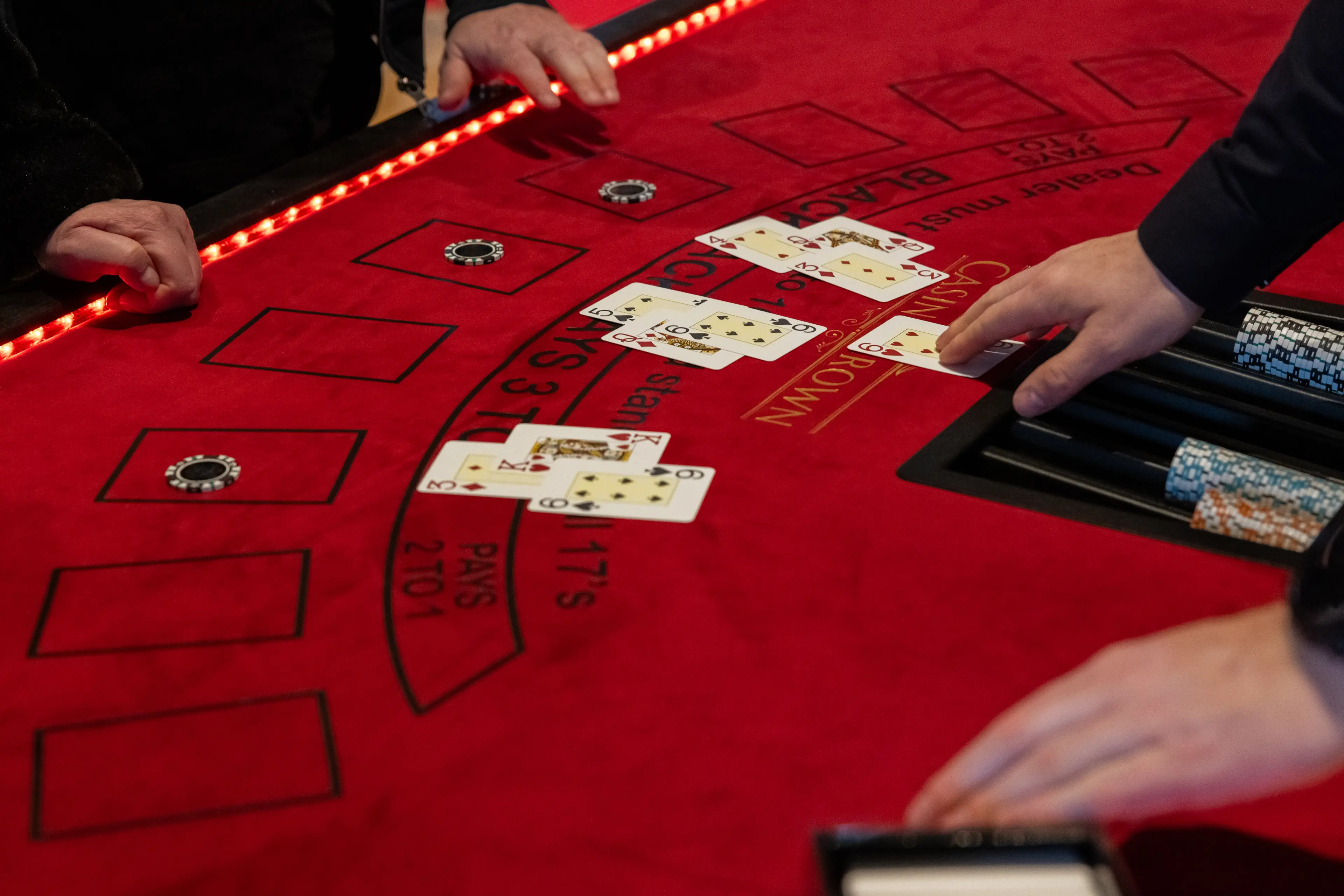 Casino Crown dealer deler kort ud ved rødt black jack-bord