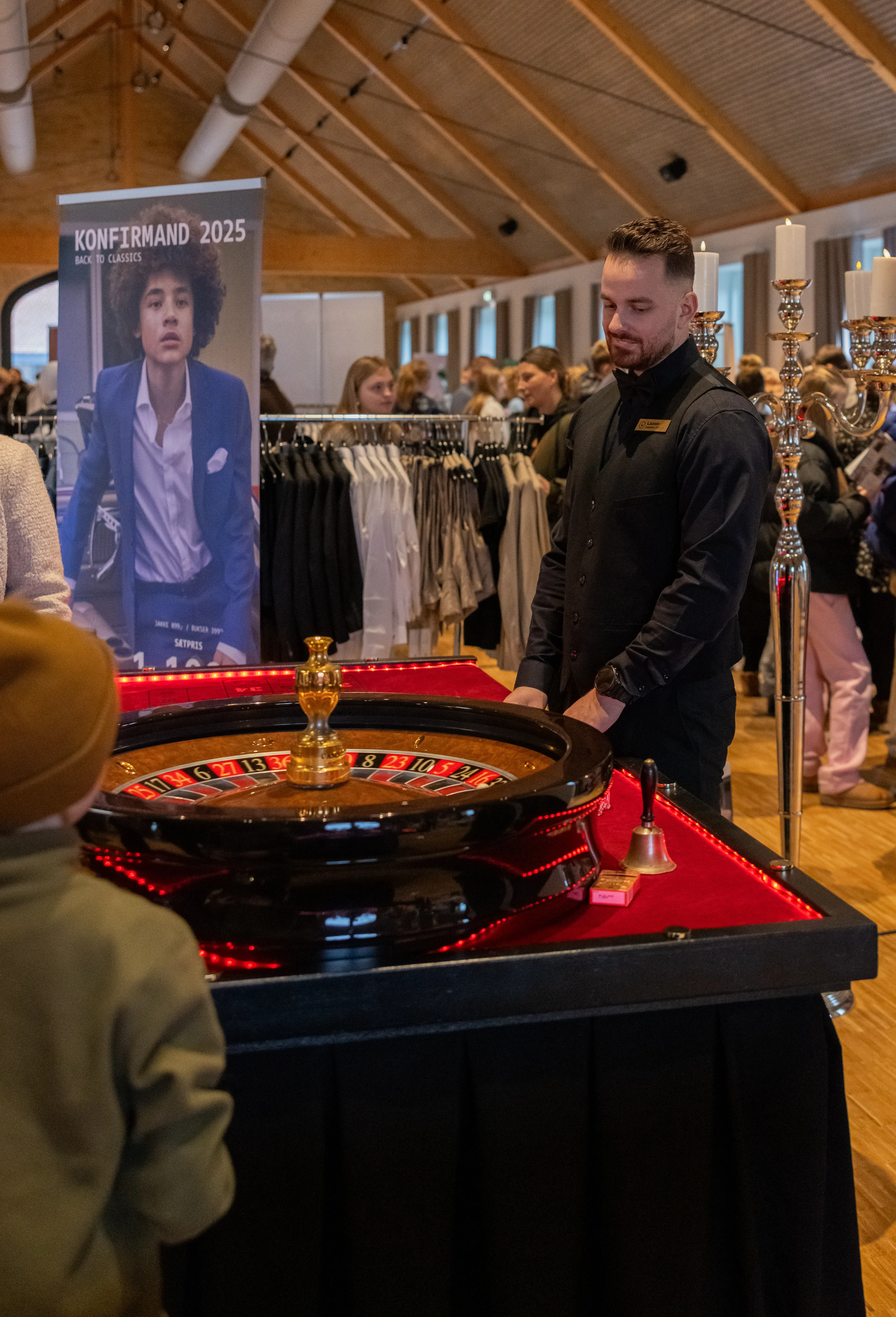 Casino Crown dealer ved roulettehjul under konfirmationsevent