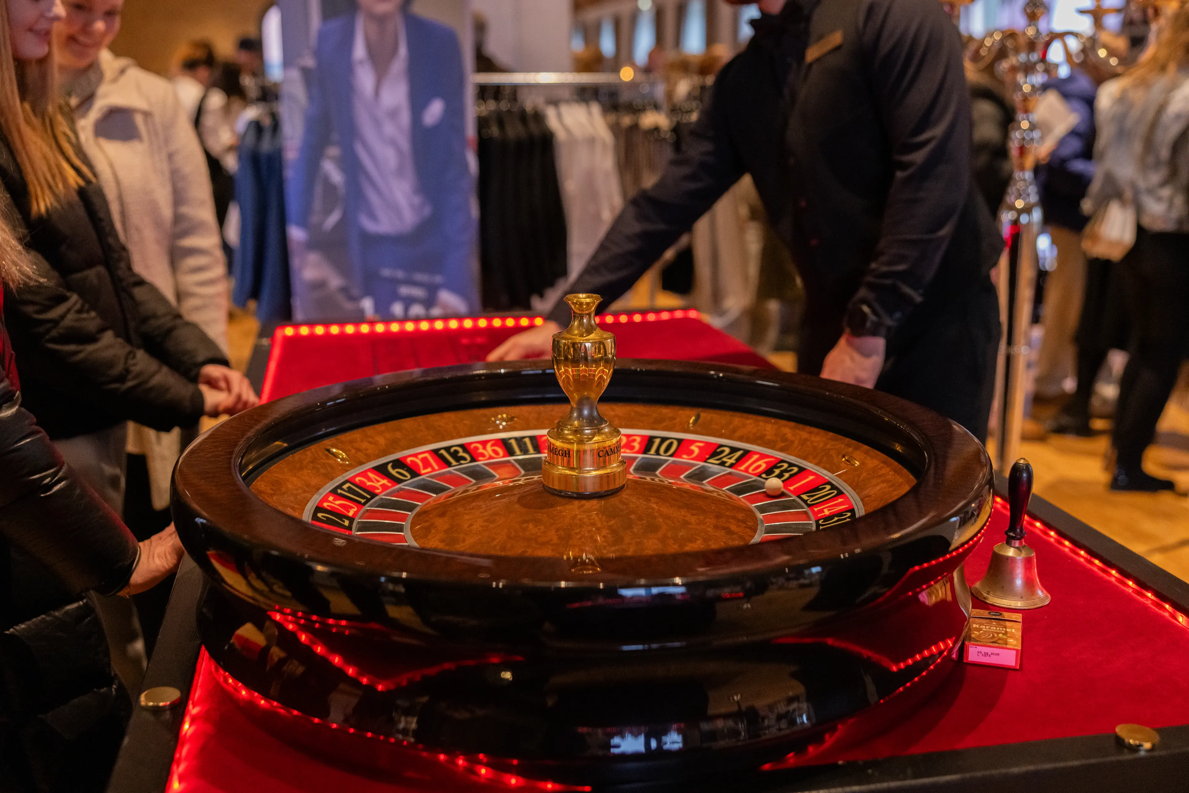 Casino Crown dealer styrer roulettehjul ved butiksevent