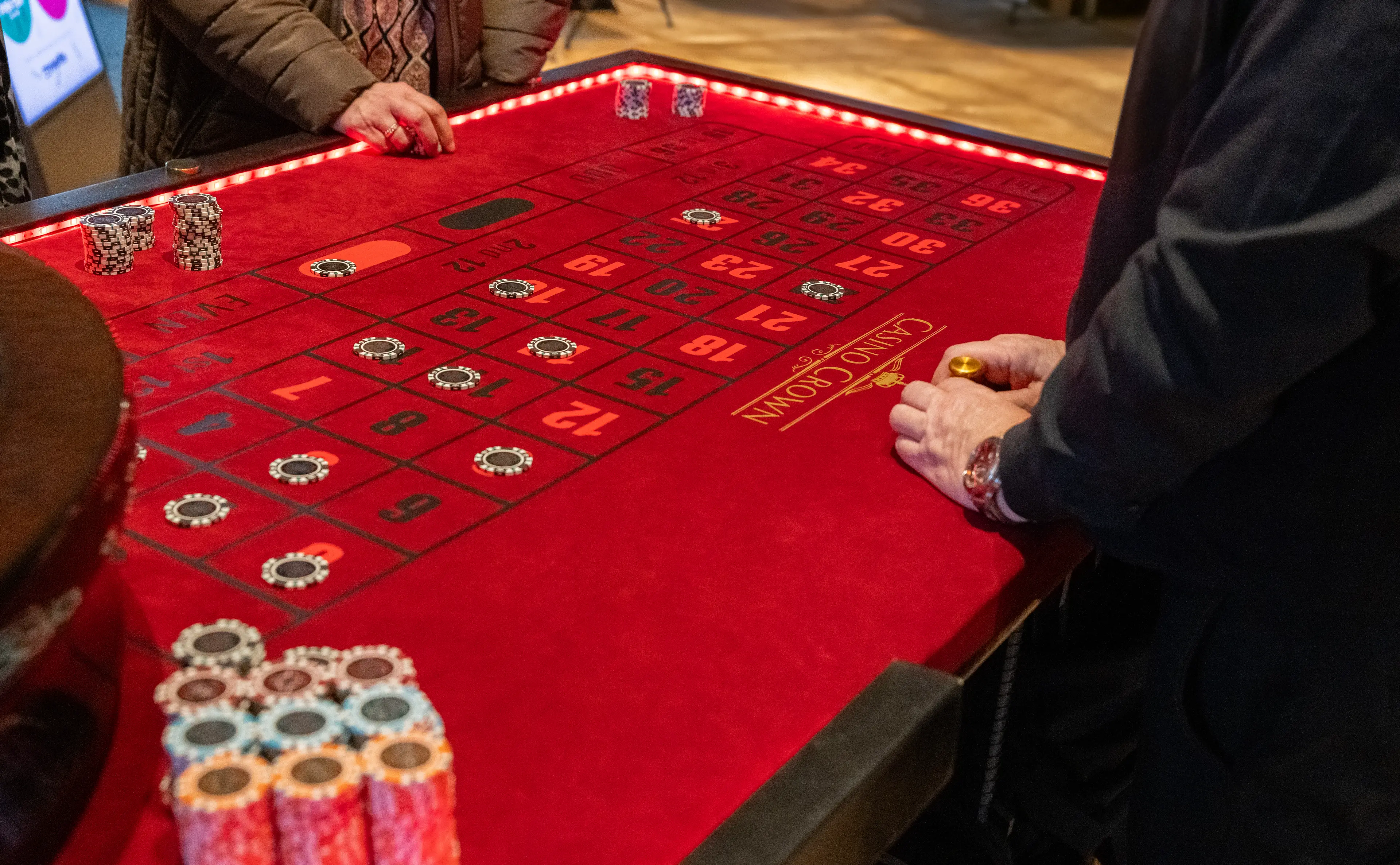 Casino Crown roulettebord med chips og indsatser fra gæster