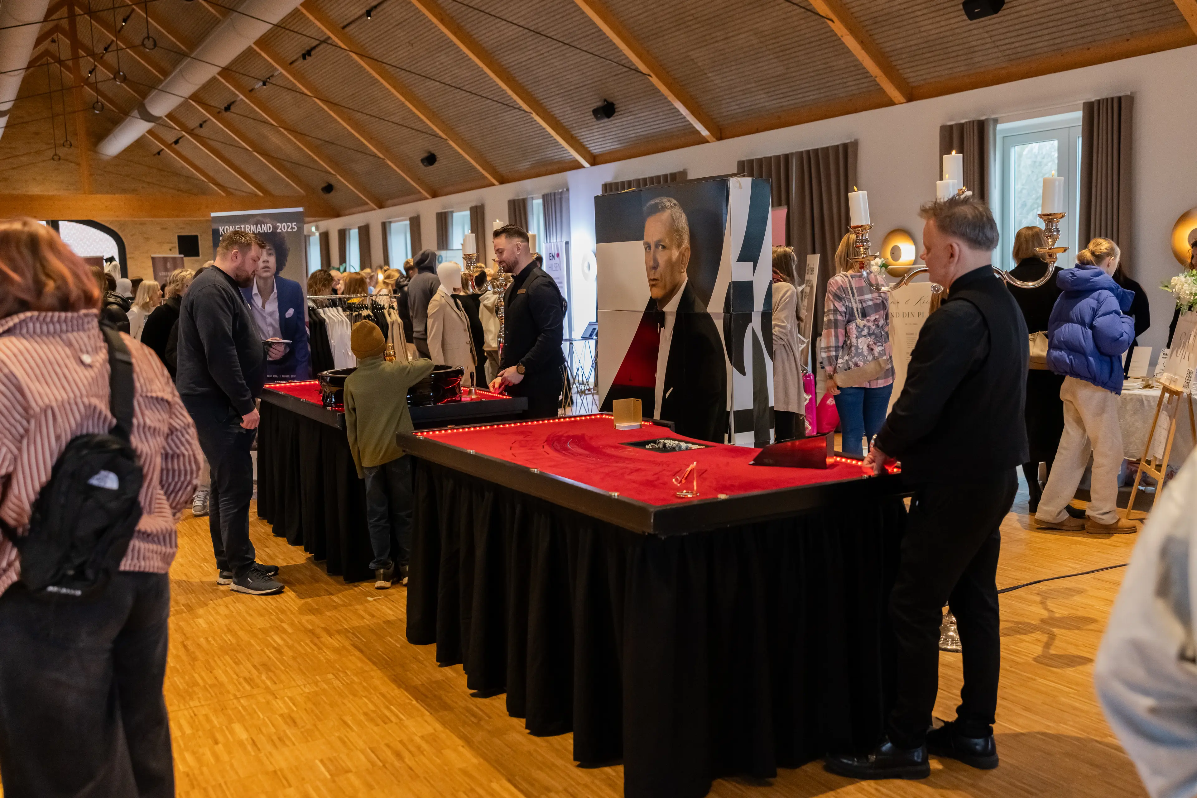 Casino Crown borde opstillet i stor festsal med mange gæster